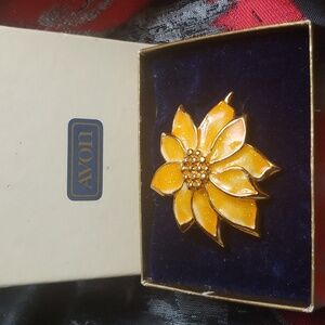 Vtg Avon Yellow Gold Tone Poinsettia Pendant/ Brooch in Original Box (1987)